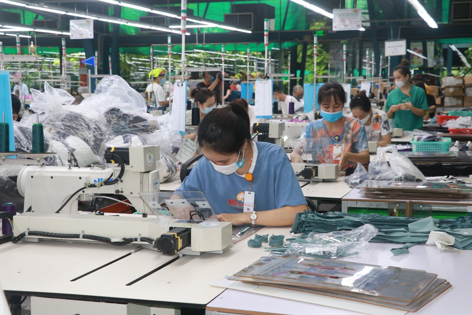 Sản xuất tại Công ty TNHH may Việt Thuận, KCN Hòa Xá, thành phố Nam Định