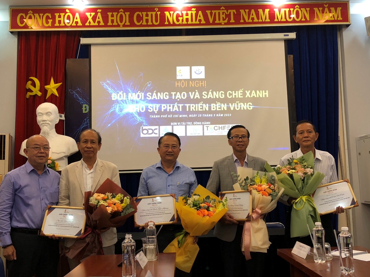 Các nhà sáng chế chụp ảnh lưu niệm tại hội nghị đổi mới sáng tạo và sáng chế xanh.