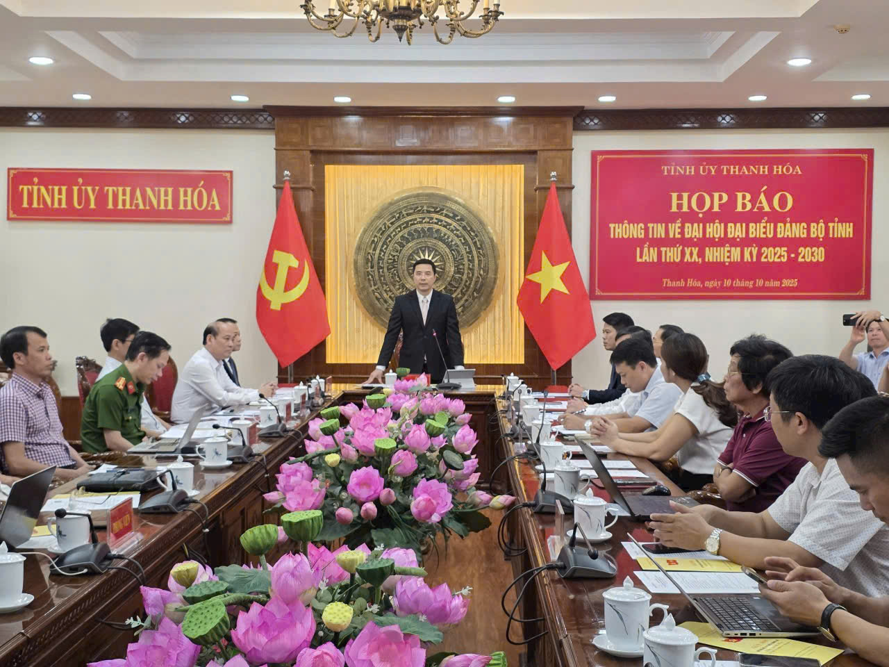 Quang cảnh buổi họp báo.