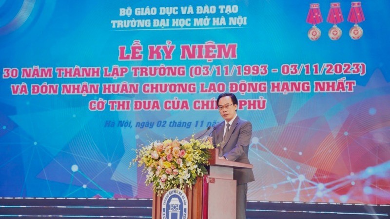 Thứ trưởng Giáo dục và Đào tạo Hoàng Minh Sơn phát biểu tại buổi lễ kỷ niệm 30 năm thành lập trường Đại học Mở Hà Nội