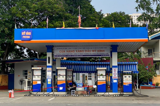 Tại cây xăng dầu trên phường Phú Đô, Q. Nam Từ Liêm, Hà Nội trong tình trạng căng dây, hết xăng (Ảnh Khải Phạm)