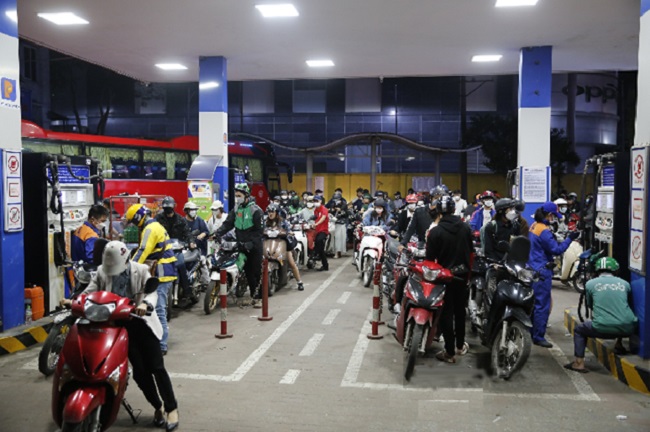 Ghi nhận lúc 21h30 tối ngày 10/10 tại một cây xăng trên đường Xuân Thủy (quận Cầu Giấy, Hà Nội), rất đông người dân đã dân ùn ùn xếp hàng chờ mua xăng trước giờ điều chỉnh giá. - Ảnh Phạm Hưng