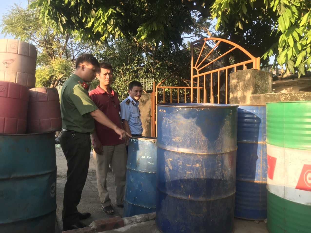 Tạm giữ gần 7.000 lít dầu diesel không rõ nguồn gốc tại Hà Nam. Ảnh: Tổng cục QLTT