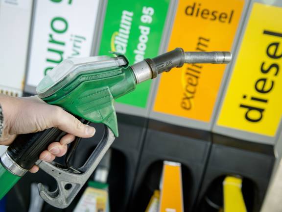 Lào phê chuẩn việc cắt giảm thuế dầu Diesel để giảm giá nhiên liệu. Ảnh minh hoạ