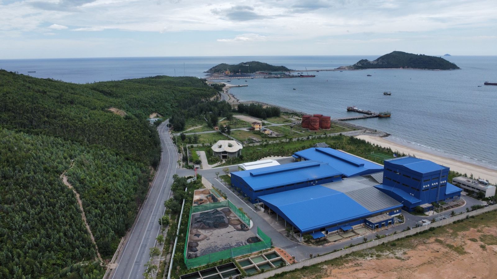 Nhà máy chế biến Quặng Titan thuộc công ty cổ phần chế biến khoáng sản Titan Hoàng Long tại khu kinh tế Hòn La.