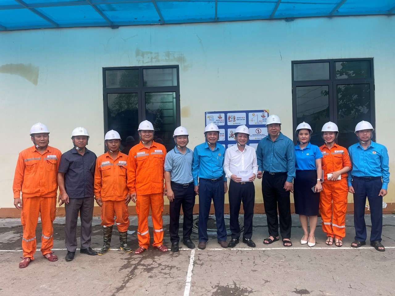 Công đoàn Điện lực Việt Nam đã trao 100 triệu đồng hỗ trợ PC Hà Tĩnh khắc phục bão số 5.