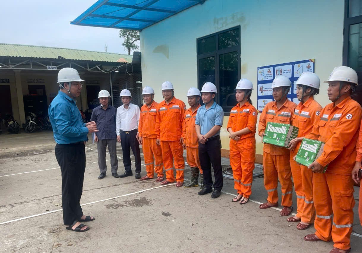 Chủ tịch Công đoàn Điện lực Việt Nam Đỗ Đức Hùng thăm hỏi động viên CBCNV Đội Quản lý Điện lực khu vực Cẩm Xuyên.