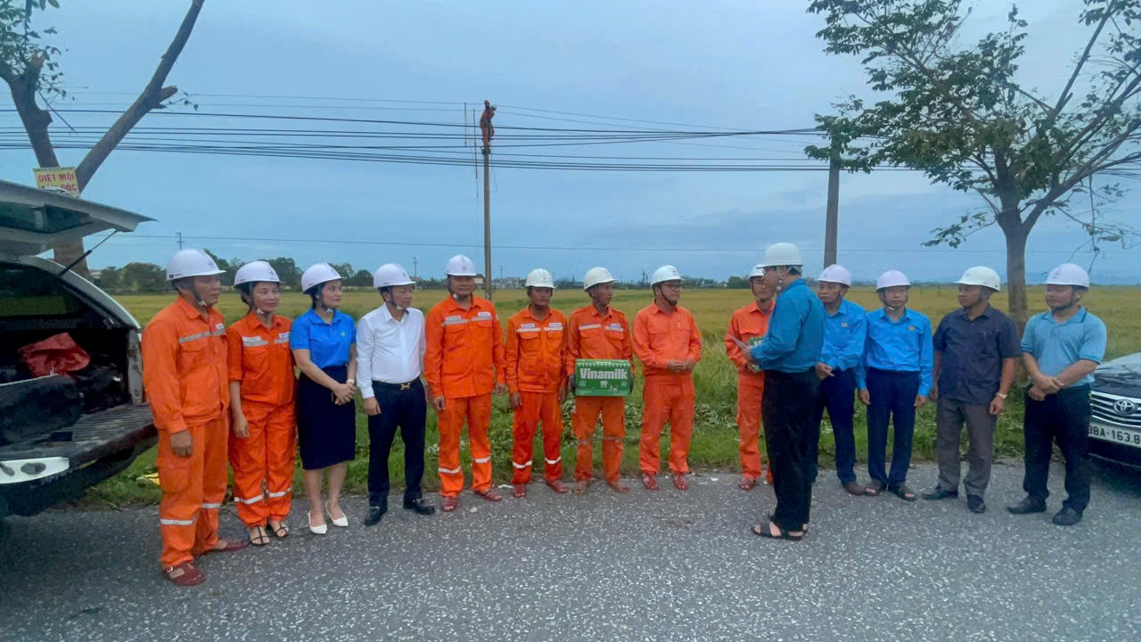 Chủ tịch Công đoàn Điện lực Việt Nam thăm hỏi Đội xung kích đến từ PC Huế (EVNCPC)