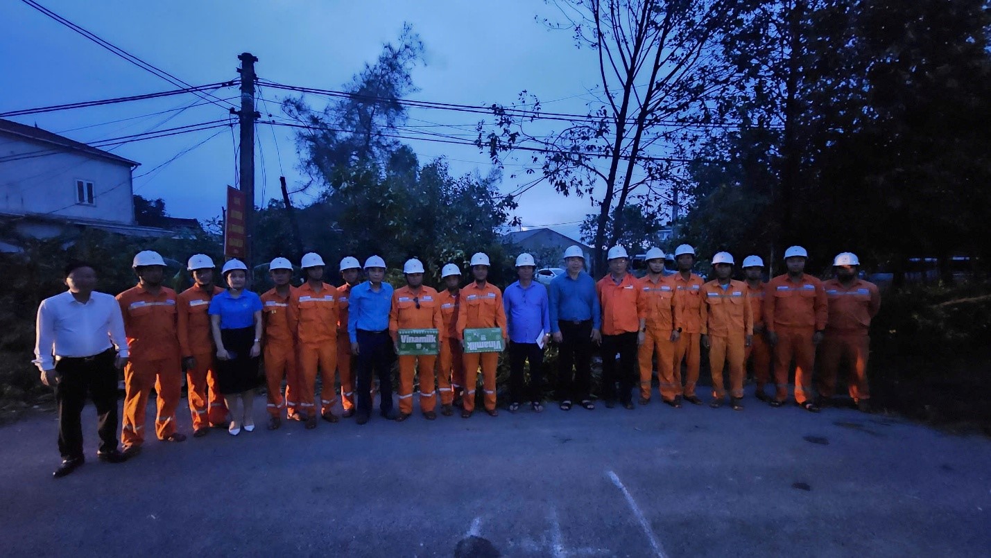 Chủ tịch Công đoàn Điện lực Việt Nam thăm hỏi Đội xung kích đến từ PC Gia Lai (EVNCPC)