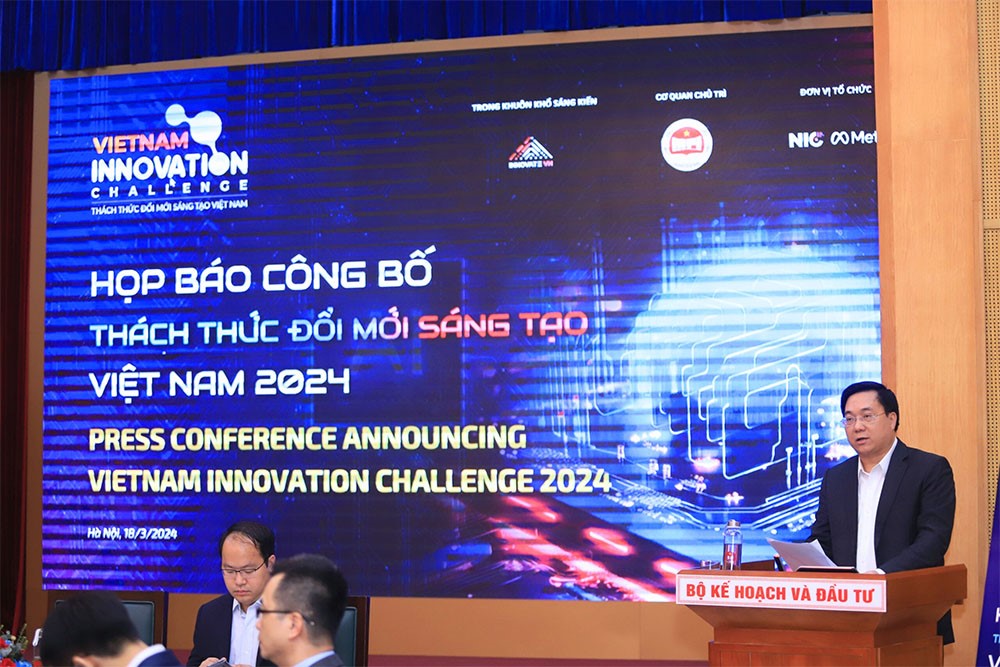 Thứ trưởng Bộ Kế hoạch và Đầu tư Trần Duy Đông phát biểu tại buổi họp báo