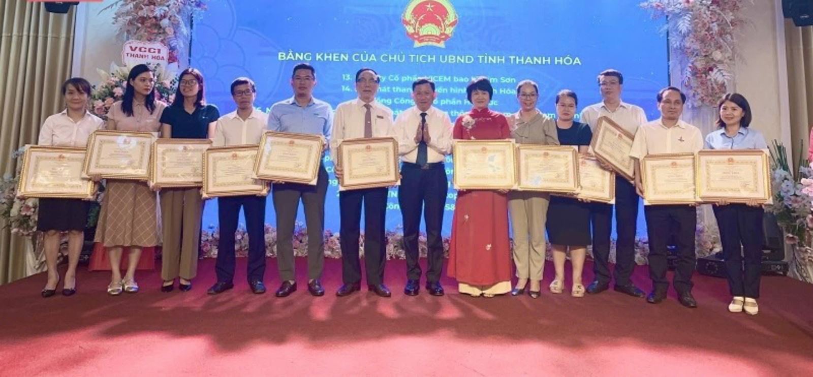 Giấy khen của Tổng Cục trưởng Tổng cục Thuế và Cục trưởng Cục thuế Thanh Hóa cho 89 DN, cá nhân tiêu biểu có nhiều thành tích trong sản xuất, kinh doanh và đóng góp vào NSNN năm 2023.