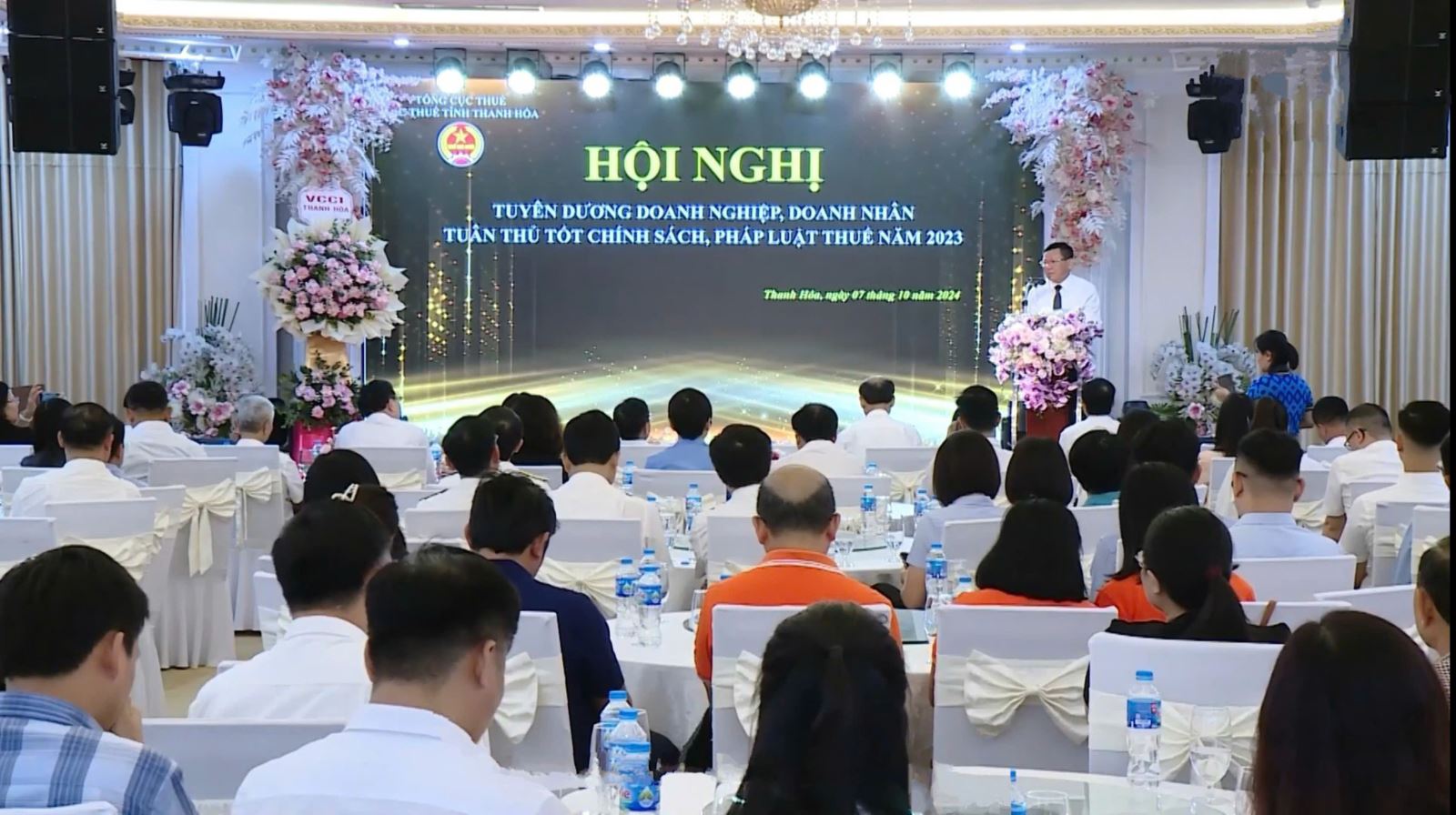 Toàn cảnh hội nghị.