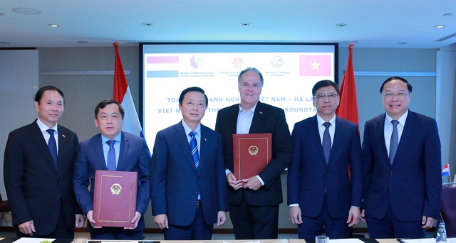 Phó Thủ tướng Trần Hồng Hà, lãnh đạo một số bộ, ngành chứng kiến lễ ký Bản ghi nhớ (MOU) trong huấn luyện, đào tạo nguồn nhân lực hàng hải giữa Cục Hàng hải Việt Nam và Công ty STC B.V Hà Lan - Ảnh: VGP/Minh Khôi