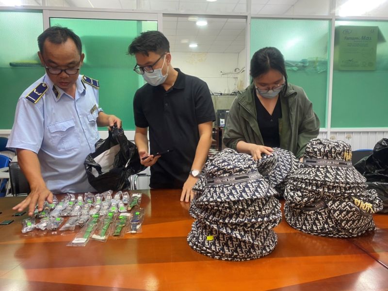  Cục QLTT TP. HCMkiểm tra hàng hóa vi phạm.