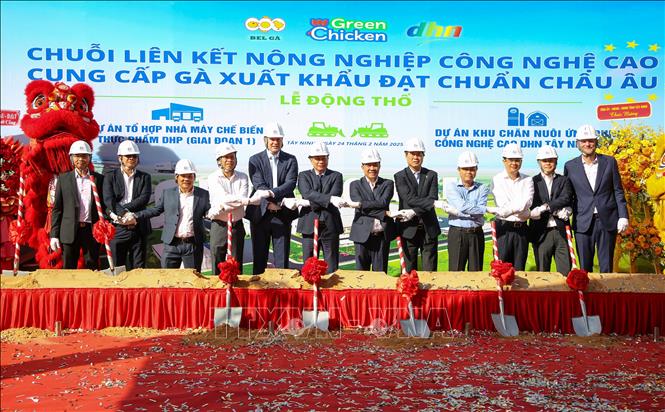 Lãnh đạo tỉnh Tây Ninh cùng các đơn vị chủ đầu tư chuỗi dự án cam kết để dự án sớm đi vào hoạt động. Ảnh: Giang Phương/TTXVN