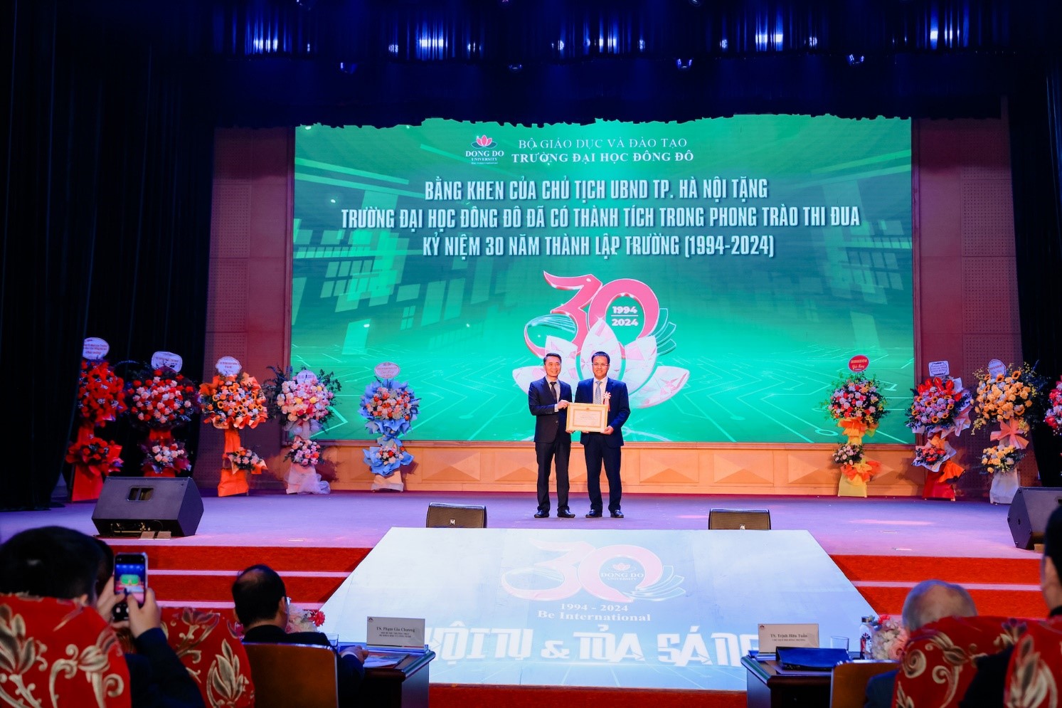 Ủy viên Hội đồng Thi đua Khen thưởng, Trưởng Ban Thi đua Khen thưởng TP Hà Nội Nguyễn Công Bằng, trao Bằng khen  của Chủ tịch UBND TP Hà Nội tặng trường Đại học Đông Đô