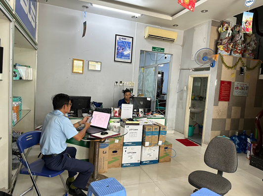 Đội QLTT số 4 kiểm tra trang Website tại cơ sở kinh doanh