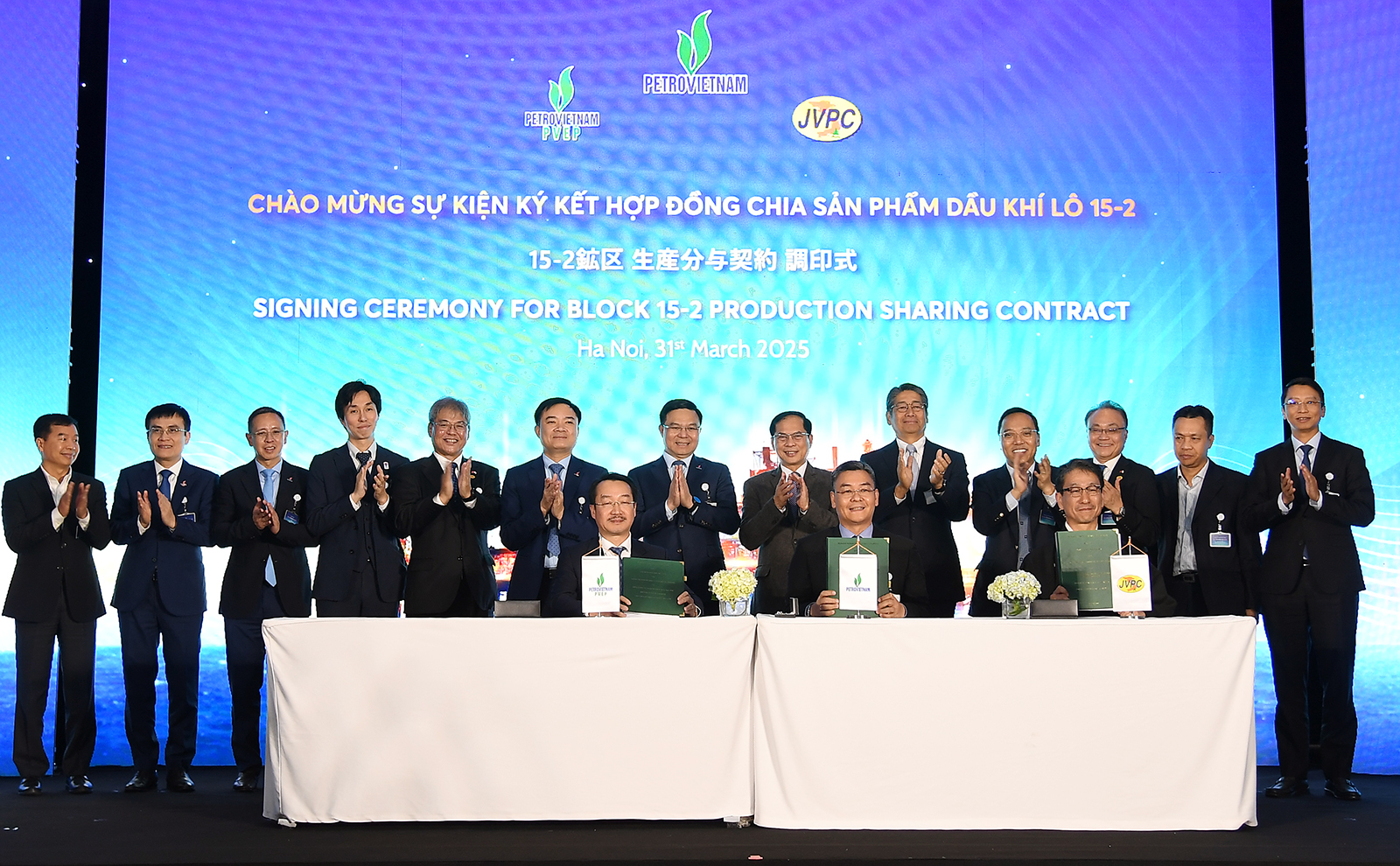 Phó Thủ tướng Bùi Thanh Sơn chứng kiến PetroVietnam cùng tổ hợp nhà thầu là PVEP và JVPC ký kết Hợp đồng chia sẻ sản phẩm đối với Lô 15-2, bể Cửu Long - Ảnh: VGP/Hải Minh