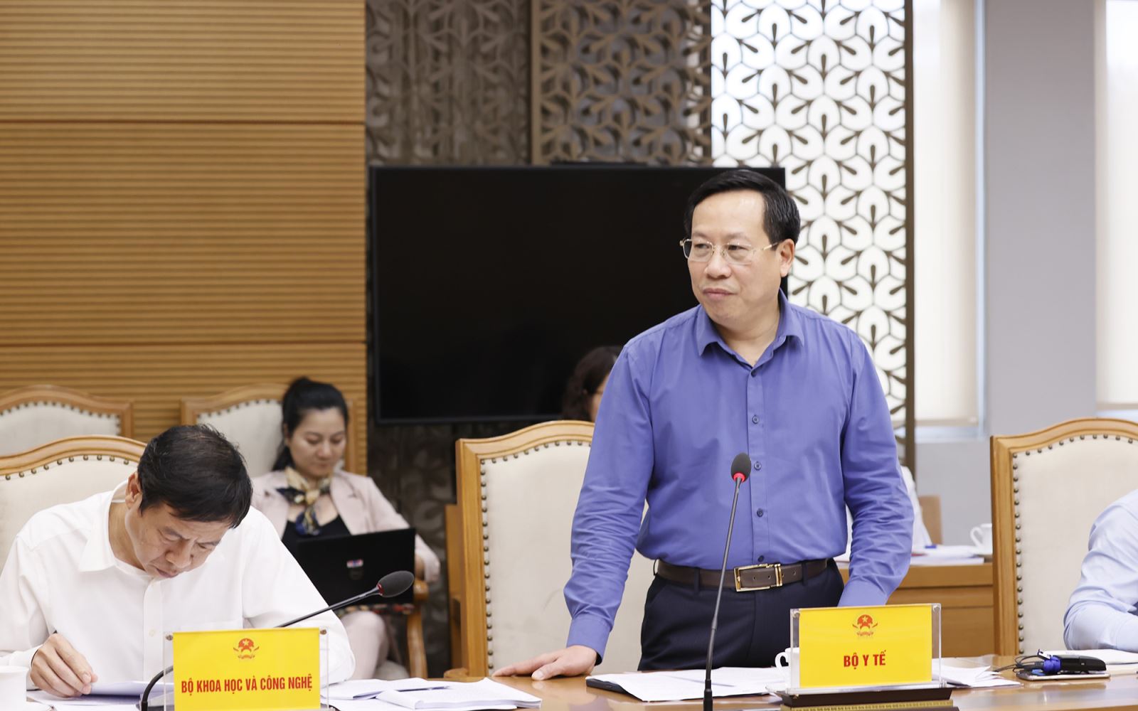 Lãnh đạo Bộ Y tế, các bệnh viện phát biểu ý kiến tại cuộc họp - Ảnh: VGP/MK