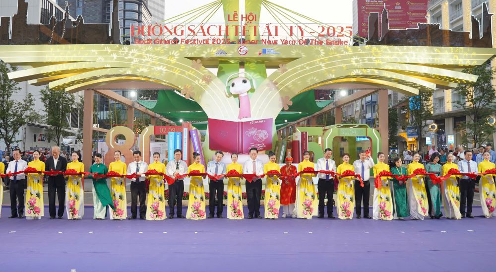 Cắt băng khai mạc Đường sách Tết Ất Tỵ 