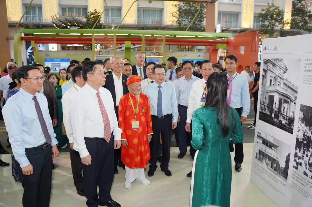 Lãnh đạo xem triển lãm tại Đường sách