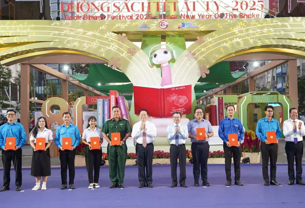 Lãnh đạo trao lì xì sách Tết cho cán bộ, công chức, đoàn viên tiêu biểu