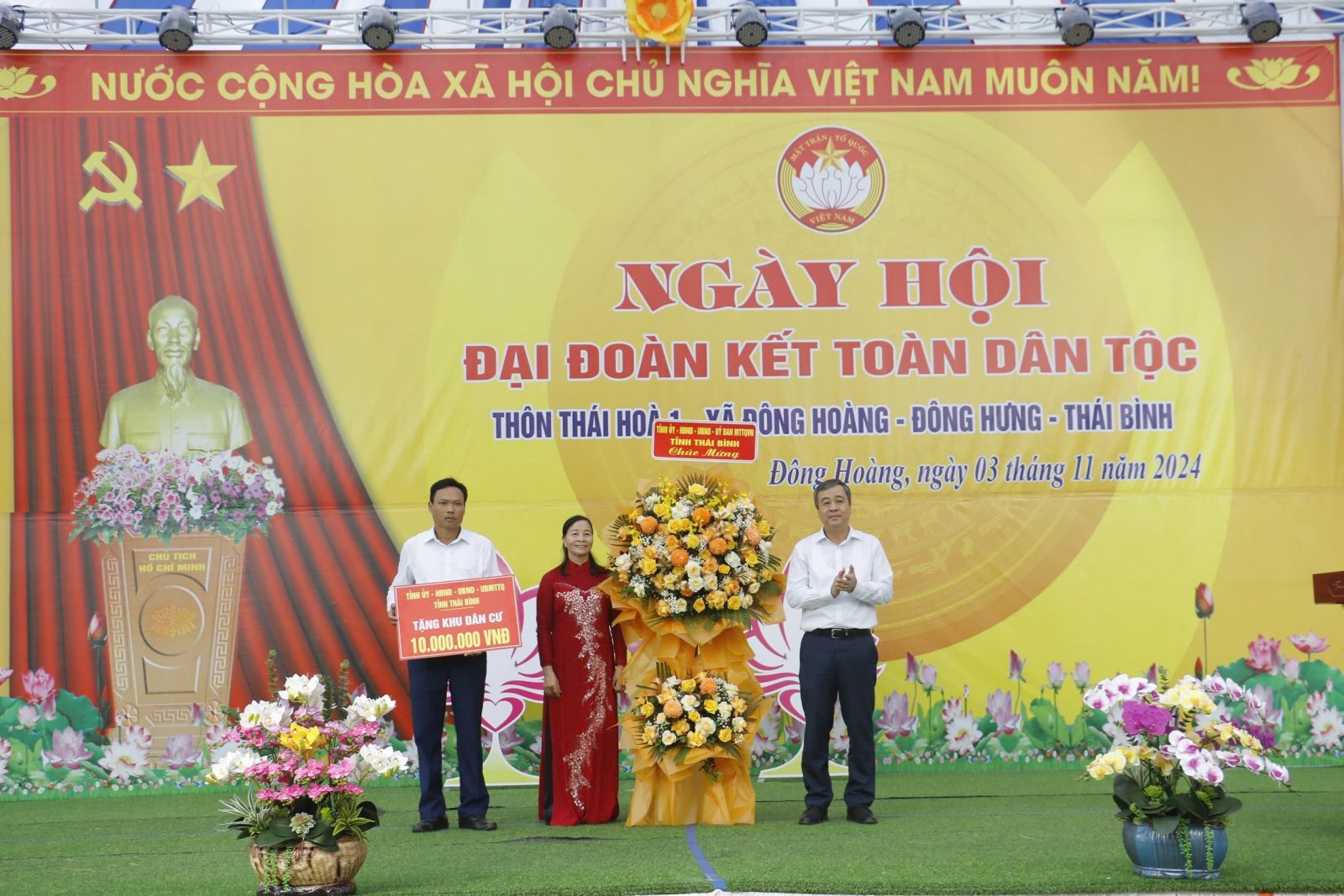 Đồng chí Ngô Đông Hải, Ủy viên Ban Chấp hành Trung ương Đảng, Bí thư Tỉnh ủy tặng hoa, quà chúc mừng nhân dân thôn Thái Hoà 1, xã Đông Hoàng (huyện Đông Hưng)./Ảnh thaibinh.gov.vn