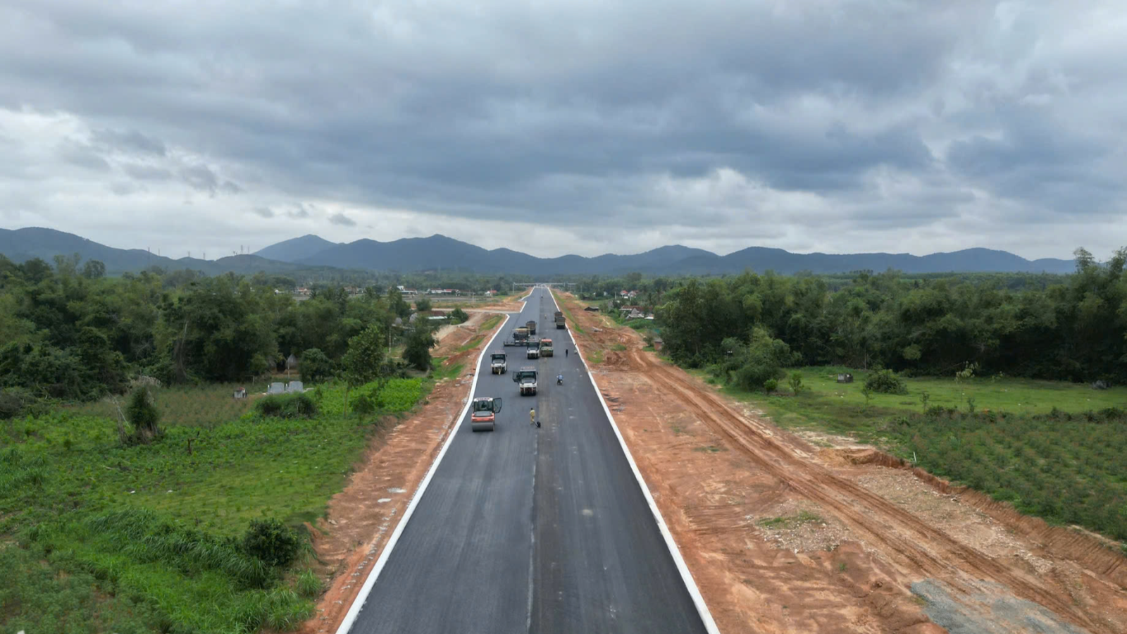 Bộ Giao thông Vận tải (GTVT) đang triển khai kế hoạch đầu tư công cho năm 2025, với mục tiêu giải ngân khoảng 87.000 tỷ đồng để thực hiện các dự án giao thông trọng điểm trên cả nước. Đây là một trong những bước đi quan trọng trong việc thúc đẩy phát triển cơ sở hạ tầng giao thông, đáp ứng nhu cầu phát triển kinh tế và xã hội trong bối cảnh hội nhập quốc tế ngày càng sâu rộng.