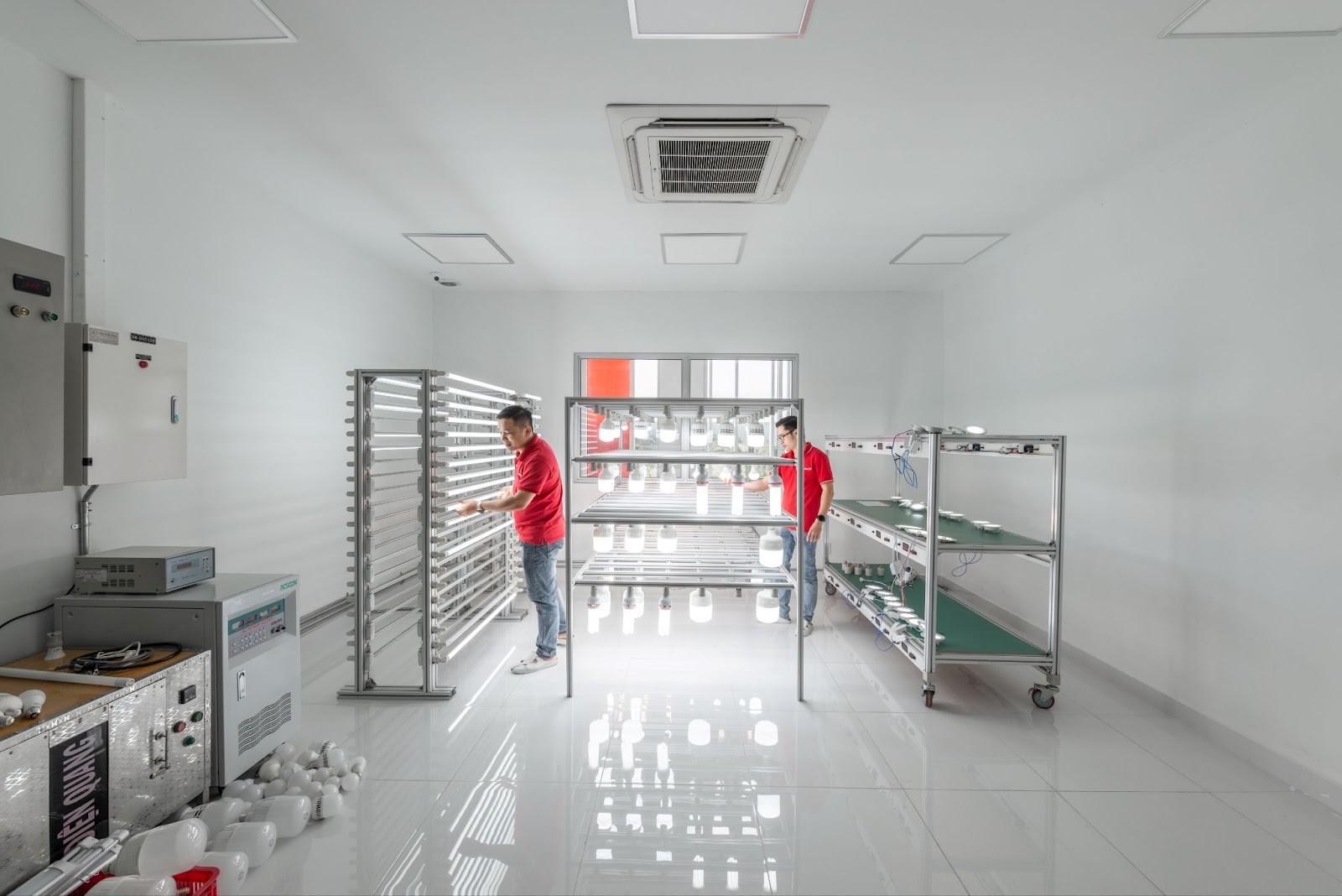 Chuyên viên Thử Nghiệm Điện Quang đang thực hiện thắp đèn để kiểm tra độ sáng của đèn