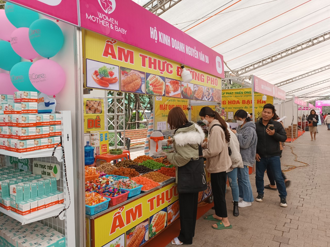  Các gian hàng trưng bày tại triển lãm thu hút đông đảo khách tham quan ngay từ ngày đầu mở cửa