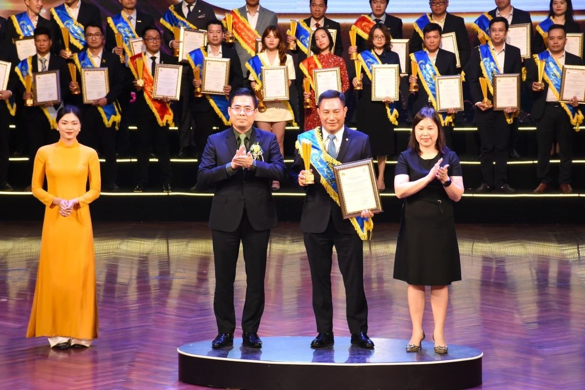 Ông Lê Ánh Dương - Phó Tổng Giám đốc đại diện cho EVNHANOI lên nhận giải thưởng 