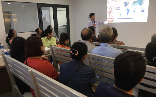 Y bác sĩ luôn cập nhật kiến thức mới để giúp bệnh nhân hồi phục nhanh chóng