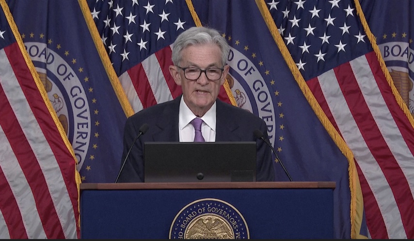 Chủ tịch Fed, ông Jerome Powell phát biểu tại họp báo sau khi Uỷ ban Thị trường Mở Liên bang (FOMC) quyết định cắt giảm lãi suất 0,5 điểm phần trăm ngày 18/9/2024. Ảnh cắt từ clip của Reuters