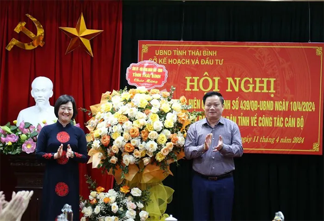 Phó Bí thư Tỉnh ủy, Chủ tịch UBND tỉnh Thái Bình Nguyễn Khắc Thận tặng hoa chúc mừng tân Giám đốc Sở Kế hoạch và Đầu tư Thái Thị Thu Hường.