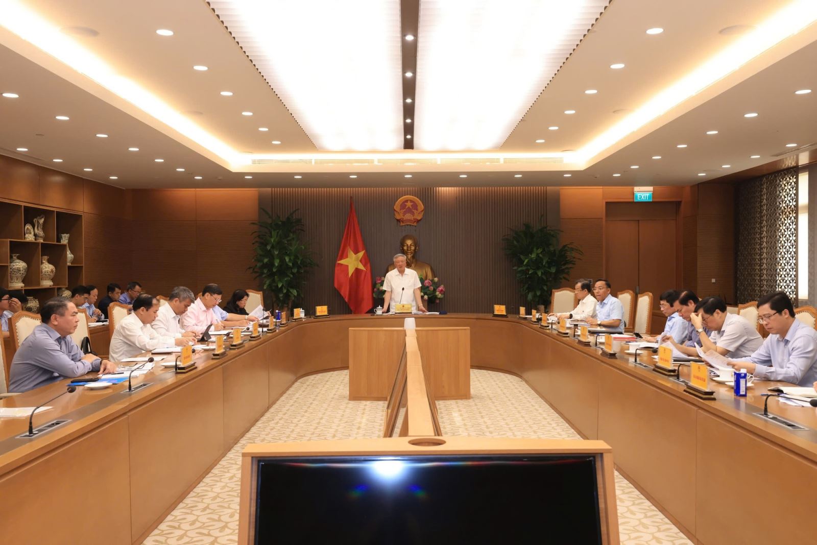 Phó Thủ tướng Thường trực Chính phủ Nguyễn Hòa Bình, Trưởng Ban Chỉ đạo 751 chủ trì cuộc họp của Ban Chỉ đạo 751 với lãnh đạo các ban, cơ quan của Đảng - Ảnh: VGP/Nguyễn Hoàng