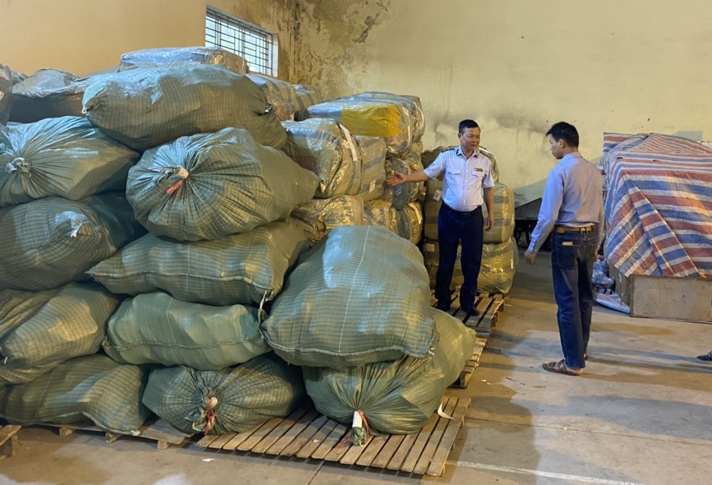 Tạm giữ 8.000 đôi giầy kinh doanh trên Facebook có dấu hiệu giả mạo nhãn hiệu tại Bắc Ninh. Ảnh: Tổng cục QLTT