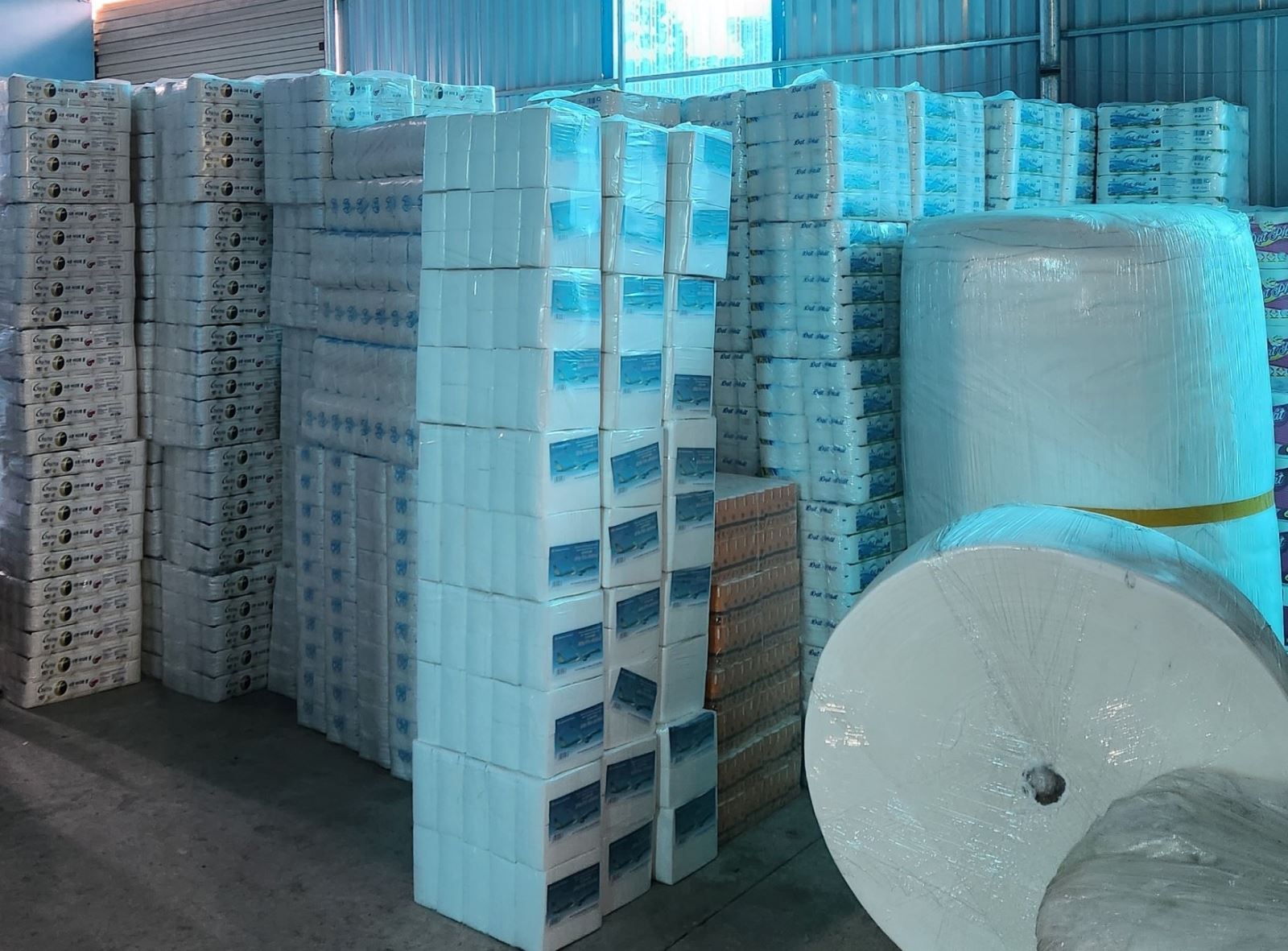 Hàng hóa vi phạm tại cơ sở sản xuất giấy Đạt Phát. Ảnh: Tổng Cục QLTT 