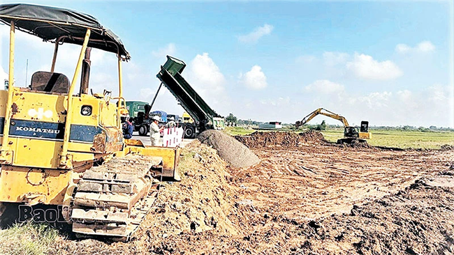 Công trường thi công đường vành đai 4-Vùng Thủ đô, đoạn qua thị xã Thuận Thành, tỉnh Bắc Ninh. Ảnh An Trân