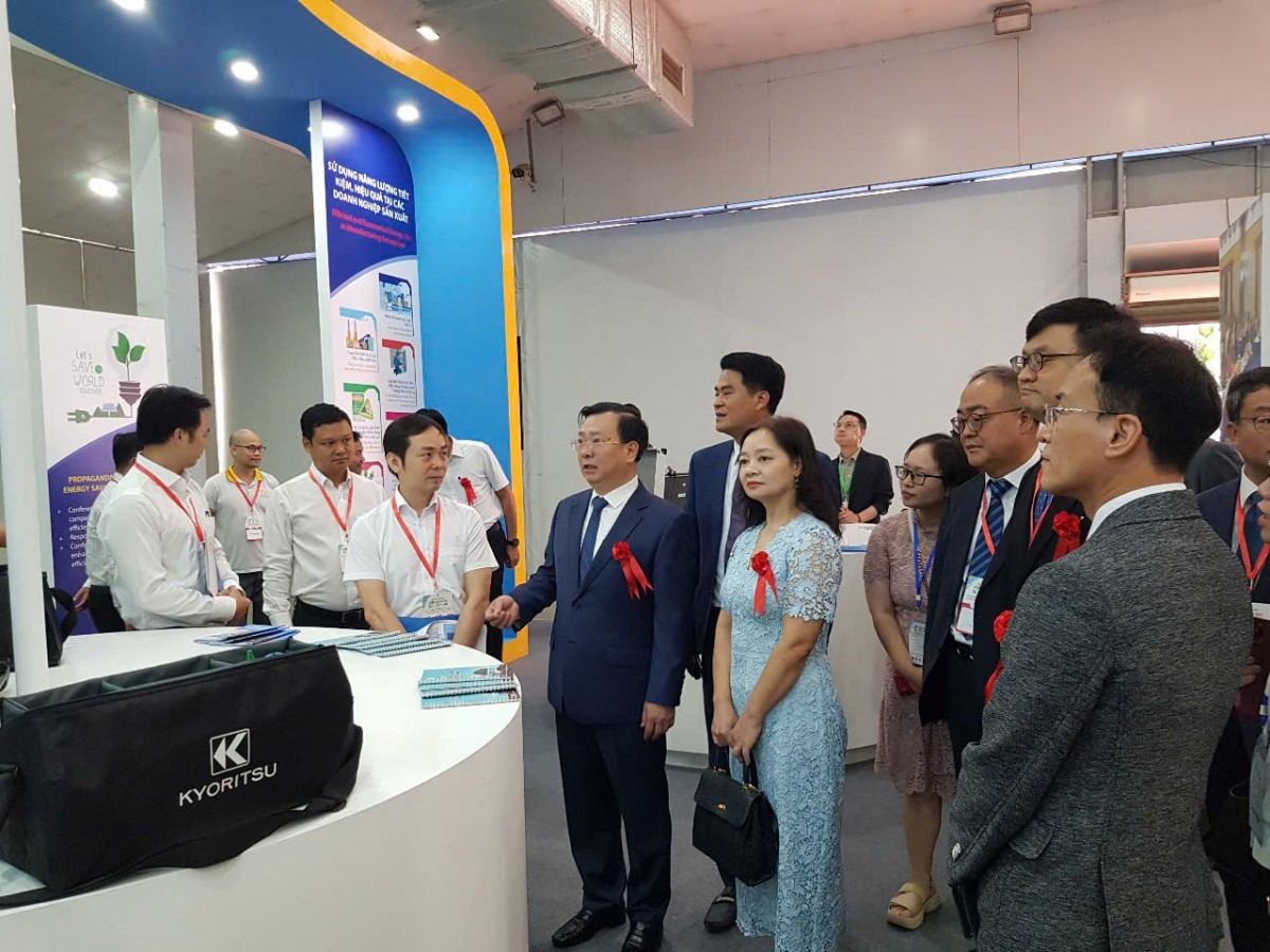 Các đại biểu thăm các gian hàng tại triển lãm