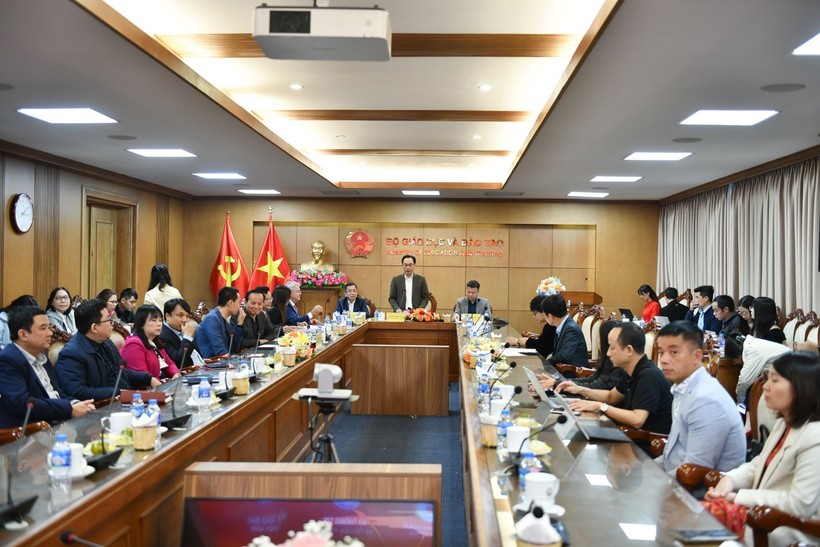 Thứ trưởng Bộ Giáo dục và Đào tạo Hoàng Minh Sơn phát biểu tại cuộc họp báo chiều 16/11