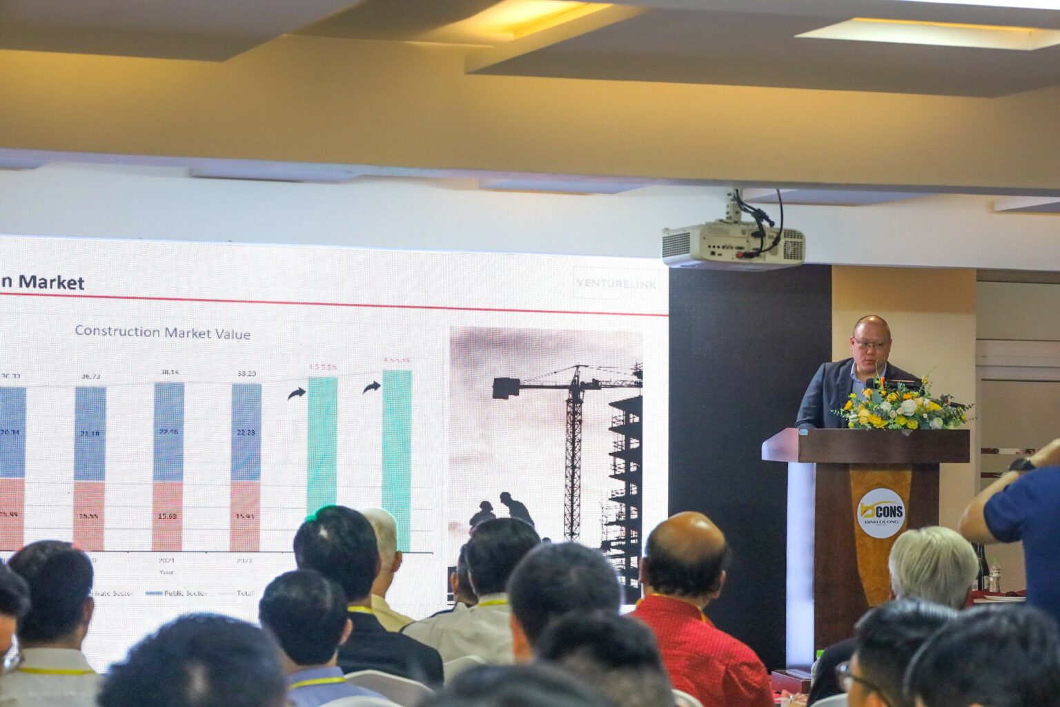 Ông Anavach Chatsirikul – Giám đốc Công ty A Asset Limited phát biểu tại chương trình