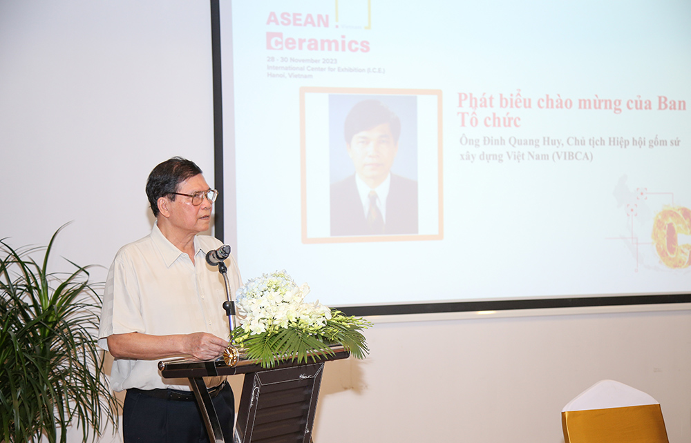 Ông Đinh Quang Huy, Chủ tịch Hiệp hội Gốm sứ xây dựng Việt Nam phát biểu khai mạc họp báo