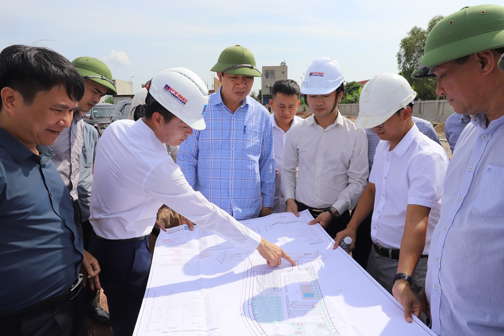Đoàn công tác khảo sát dự án nhà công vụ phục vụ vận hành và mở rộng Cảng Nghi Sơn tại xã Trúc Lâm. Ảnh: Cổng thông tin điện tử Thanh Hoá