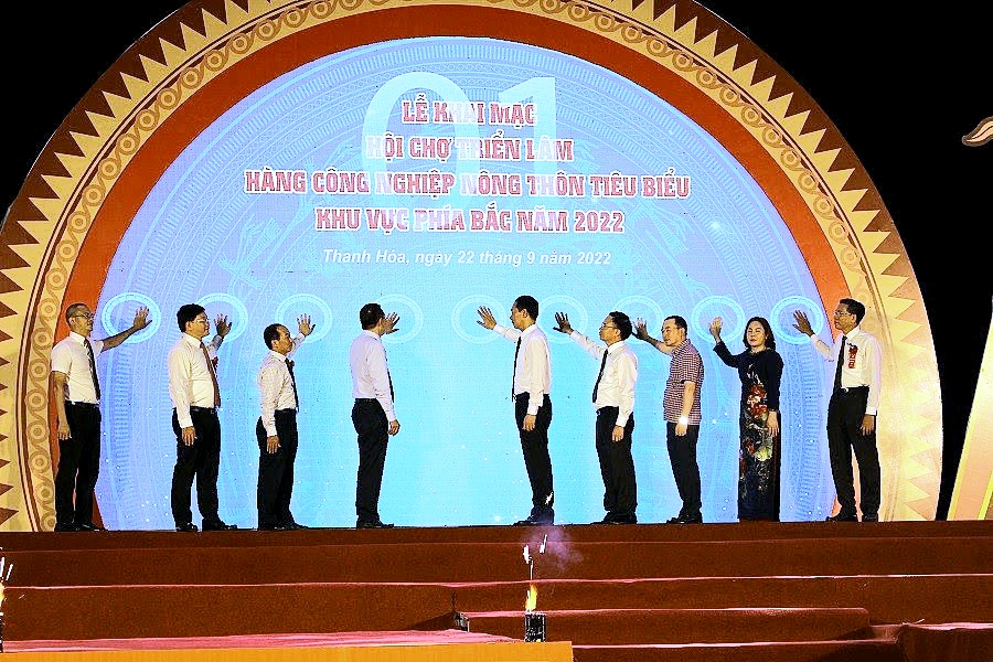 Bấm nút khai mạc Hội chợ triển lãm hàng công nghiệp nông thôn tiêu biểu khu vực phía Bắc năm 2022 