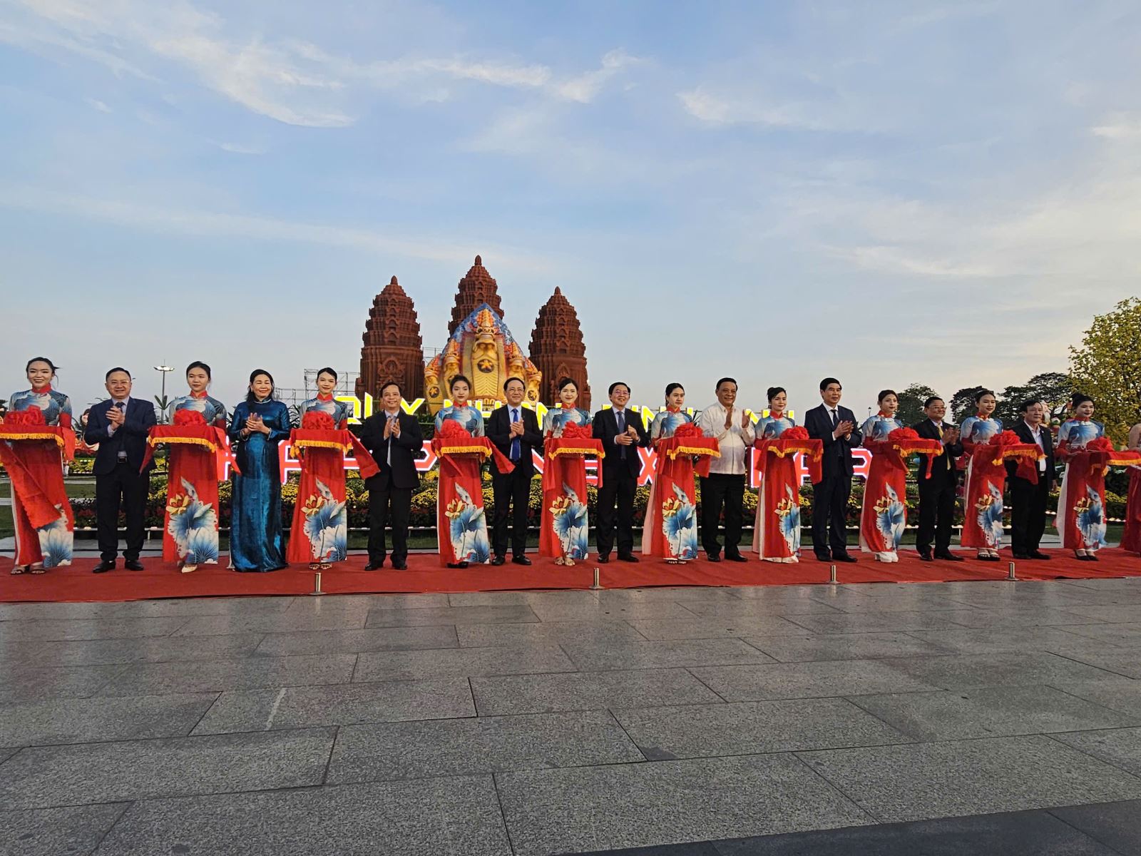 Lãnh đạo tỉnh Bình Định cắt băng khánh thành cụm linh vật Ất Tỵ 2025