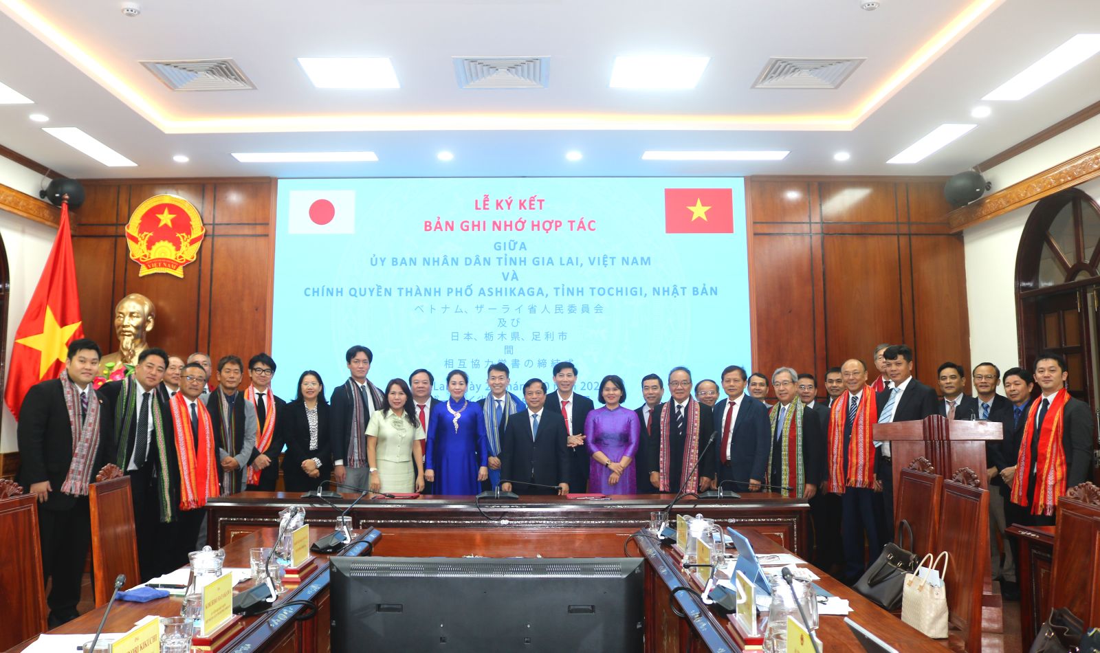 Phó Chủ tịch Thường trực UBND tỉnh Gia Lai Nguyễn Tuấn Thanh và Thị trưởng Naohide Hayakawa ký Bản ghi nhớ hợp tác giữa UBND tỉnh Gia Lai và thành phố Ashikaga, tỉnh Tochigi, Nhật Bản