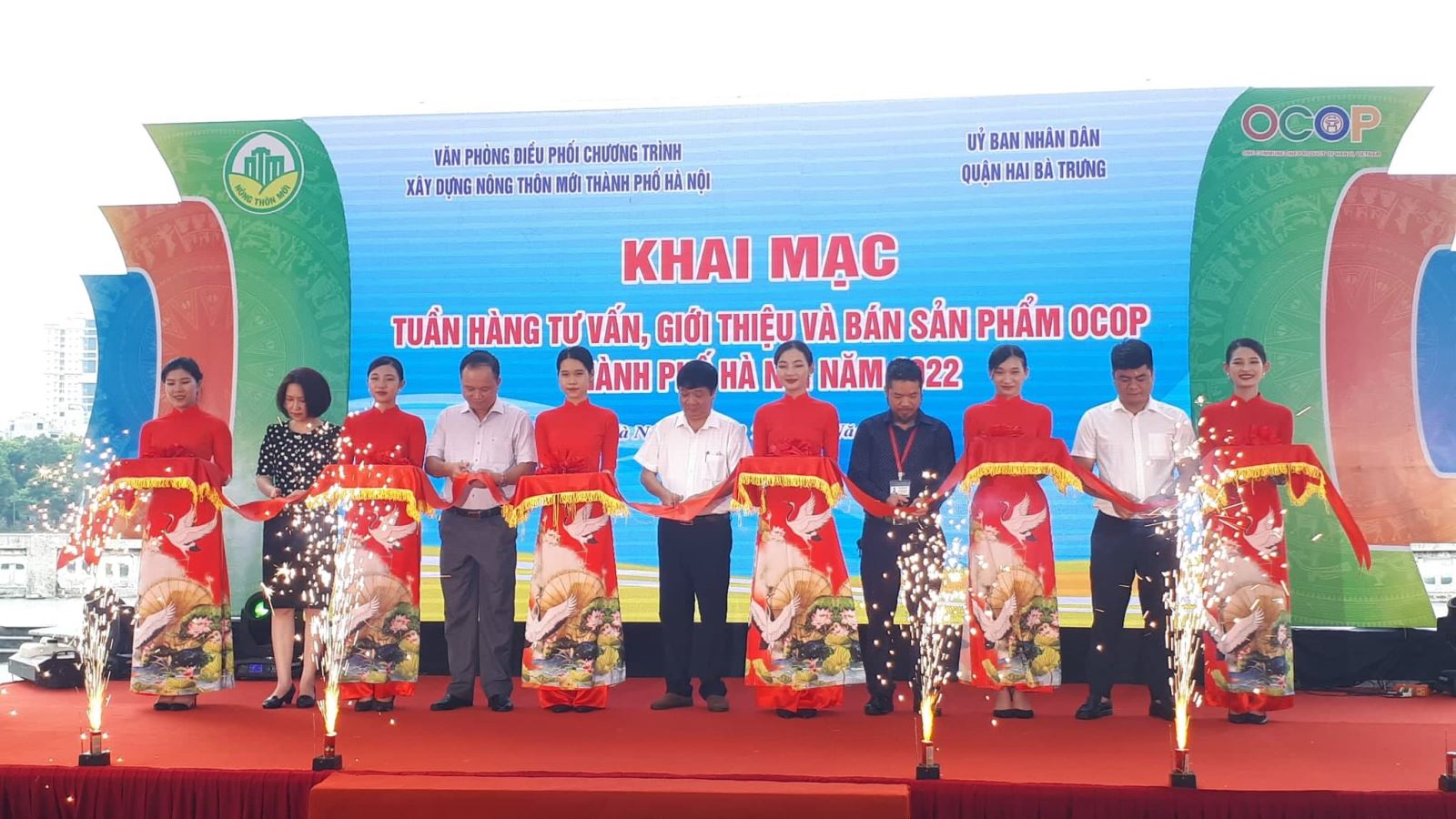 Các đại biểu cắt băng khai mạc Tuần hàng tư vấn, giới thiệu và bán sản phẩm OCOP Thành phố