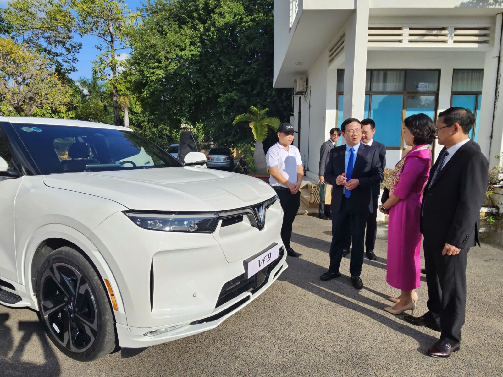 Tập đoàn Vingroup giới thiệu với lãnh đạo UBND tỉnh Bình Định về dòng xe ô tô chạy bằng điện trong hệ sinh thái xe điện VinFast