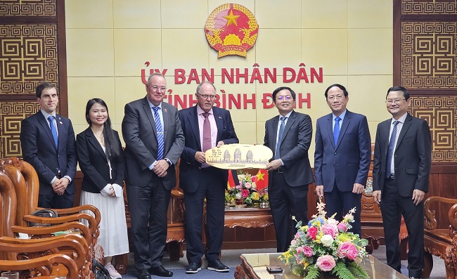 Lãnh đạo hai bên trao quà lưu niệm 