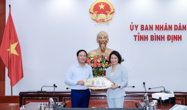 Chủ tịch UBND tỉnh Bình Định Phạm Anh Tuấn tặng quà lưu niệm cho bà Lê Thị Thu Thủy, Phó Chủ tịch Tập đoàn Vingroup